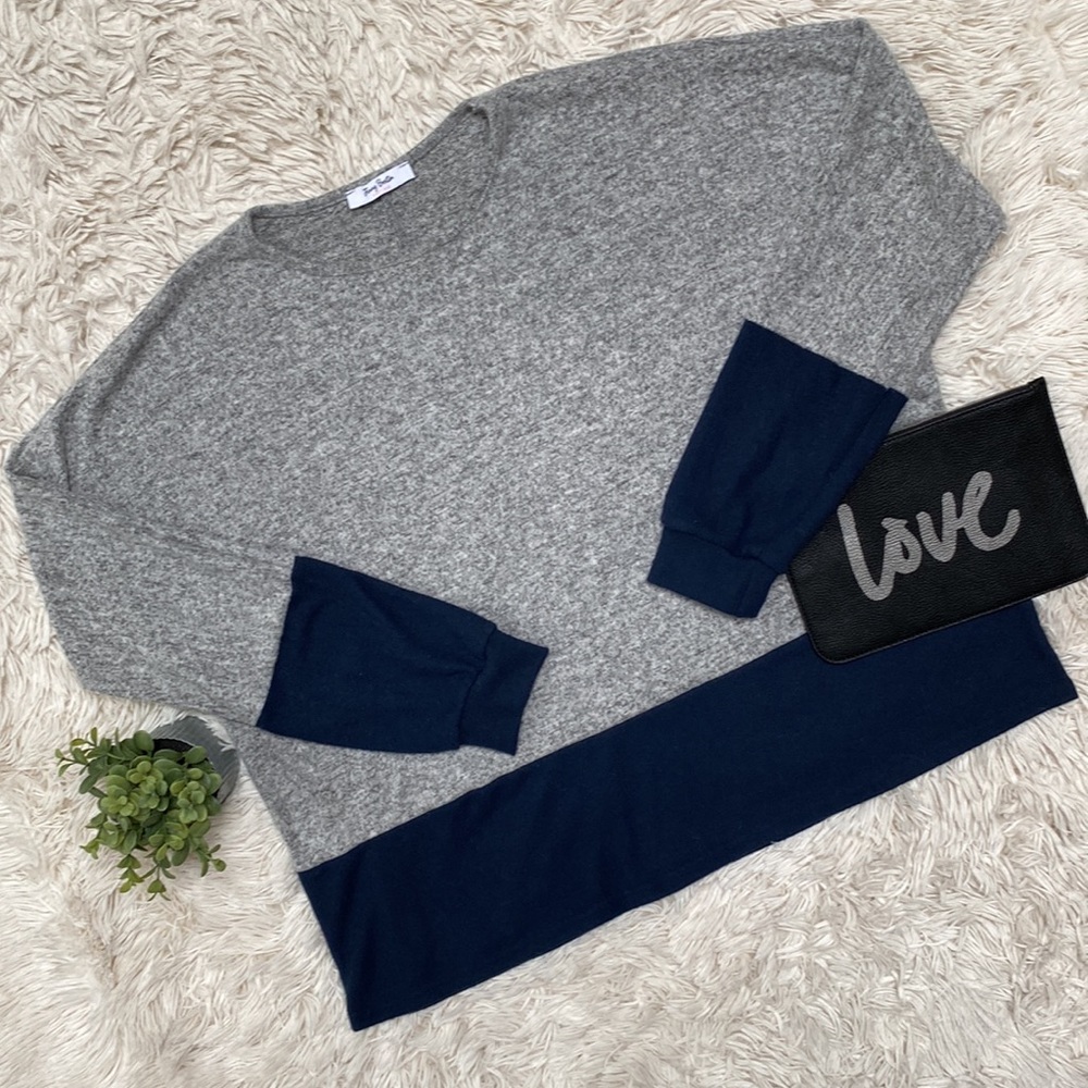 Jenny Boston Colorblock Hacci Top 💗 Gray & Navy